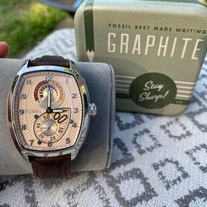 Leather men’s Fossil watch—runs 100% on movement